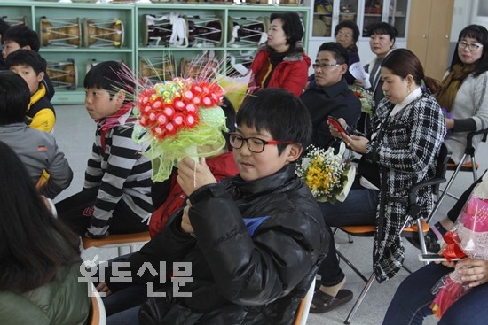 ▲졸업생 선배들을 주기 위해 꽃다발을 준비해운 후배