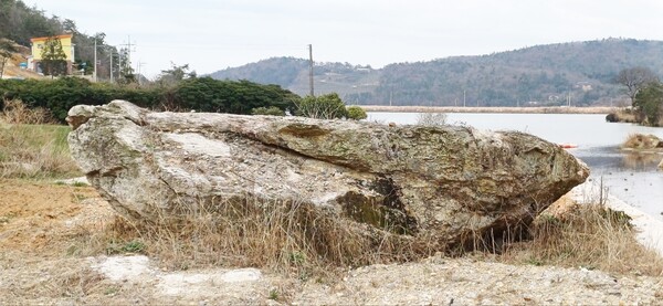완도읍 중도저수지 상류의 고인돌로 추정되는 바윗돌. 마을에서는 아직도 바위를 신성시하는 풍속이 있다.