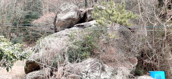 도암마을을 가로지르는 하천 주변에는 채석장으로 추정되는 바위의 흔적들이 보인다.